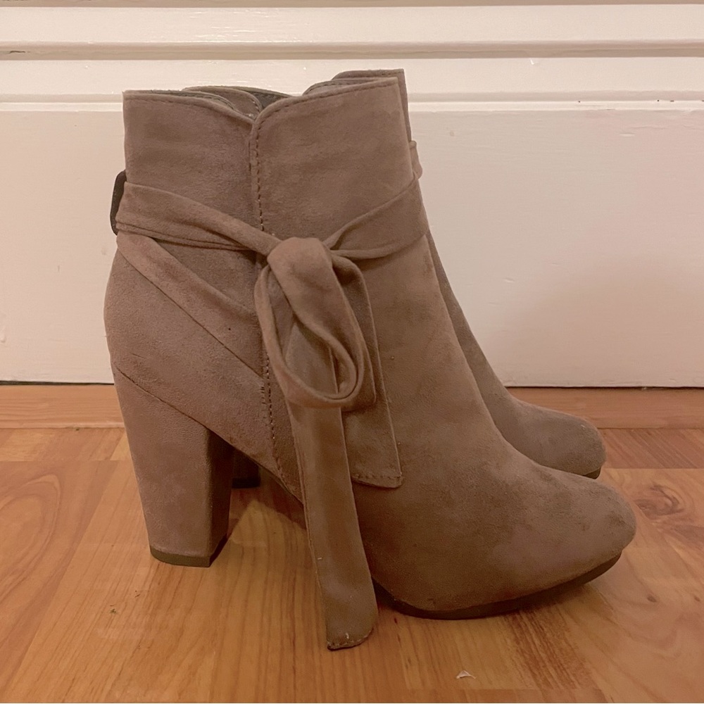 🚫Gifted🚫 Suede boots with tie detail NWOT
